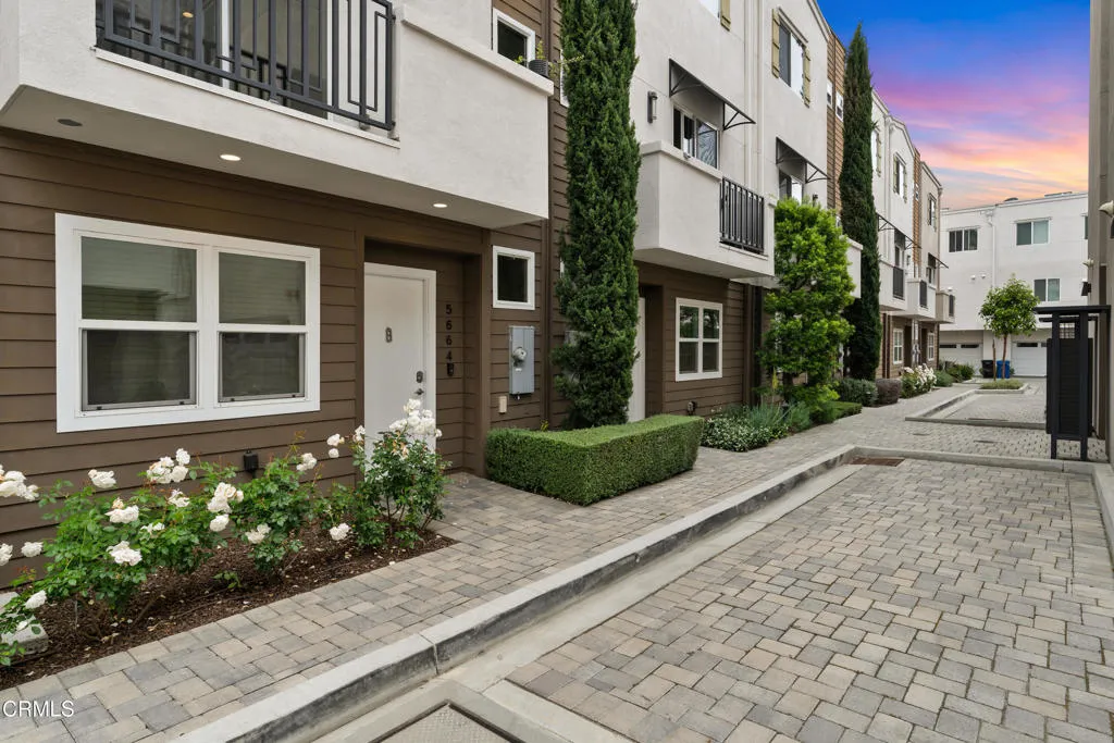 5662 Hazeltine Avenue, Van Nuys, California 91401 home-pic-1